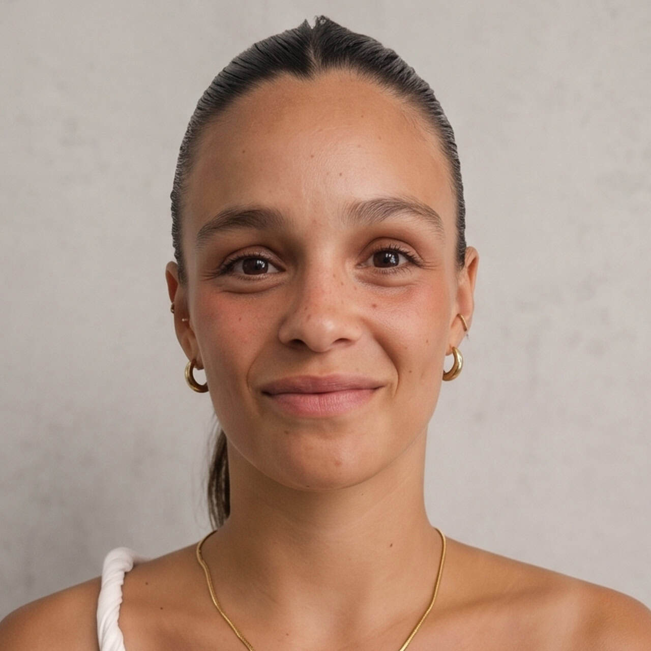Portrait of a confident young woman with a friendly smile.
